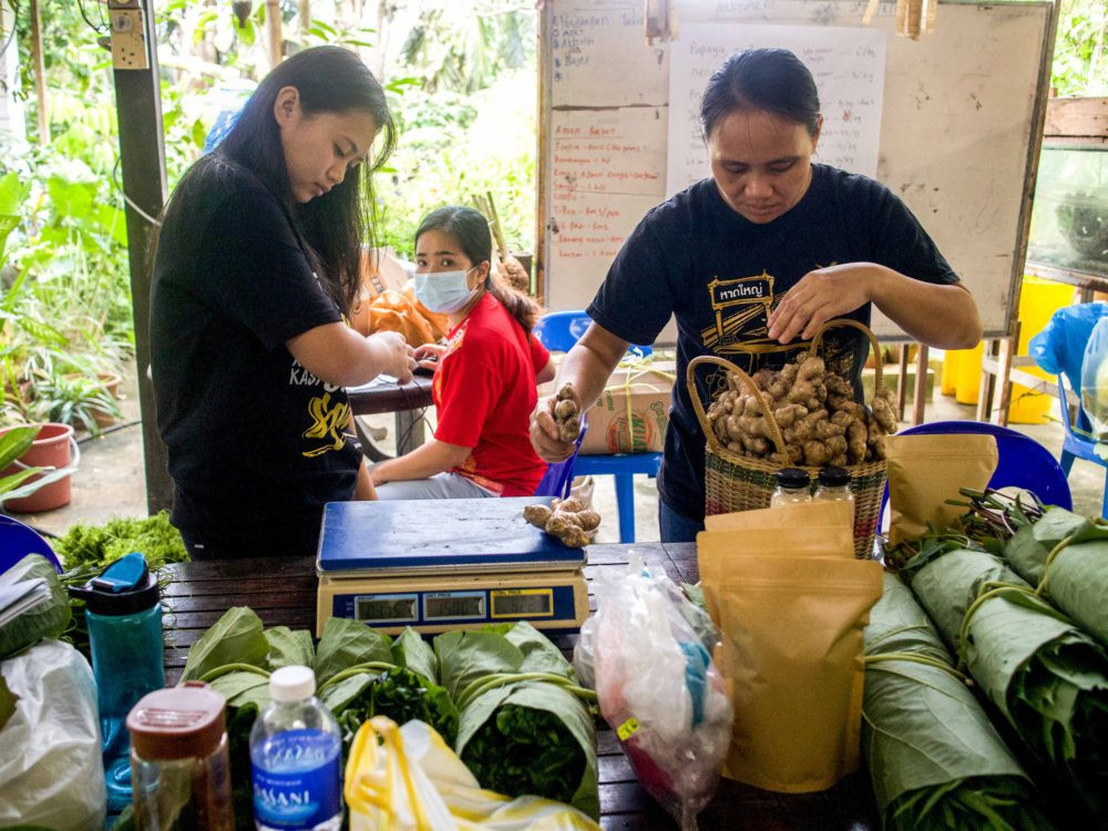 Anjelen dan pasukannya menimbang dan membungkus bahan yang akan dijual di Community Market mereka. Gambar ihsan: Natasha Sim