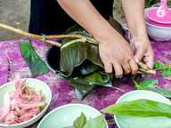 Mengepitkan bungkusan yang diikat dengan batang rotan Mengepitkan bungkusan yang diikat dengan batang rotan
