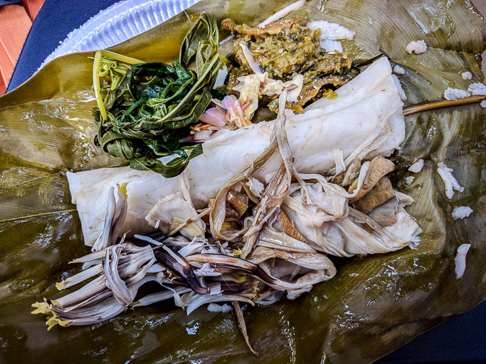 Sajian mewah yang dihidangkan kepada pelawat: Umbut nibung, jantung pisang, sambal tempoyak, pucuk ubi kayu, bersama nasi yang dibungkus dalam daun bemban dan dimasak dalam batang buluh. 